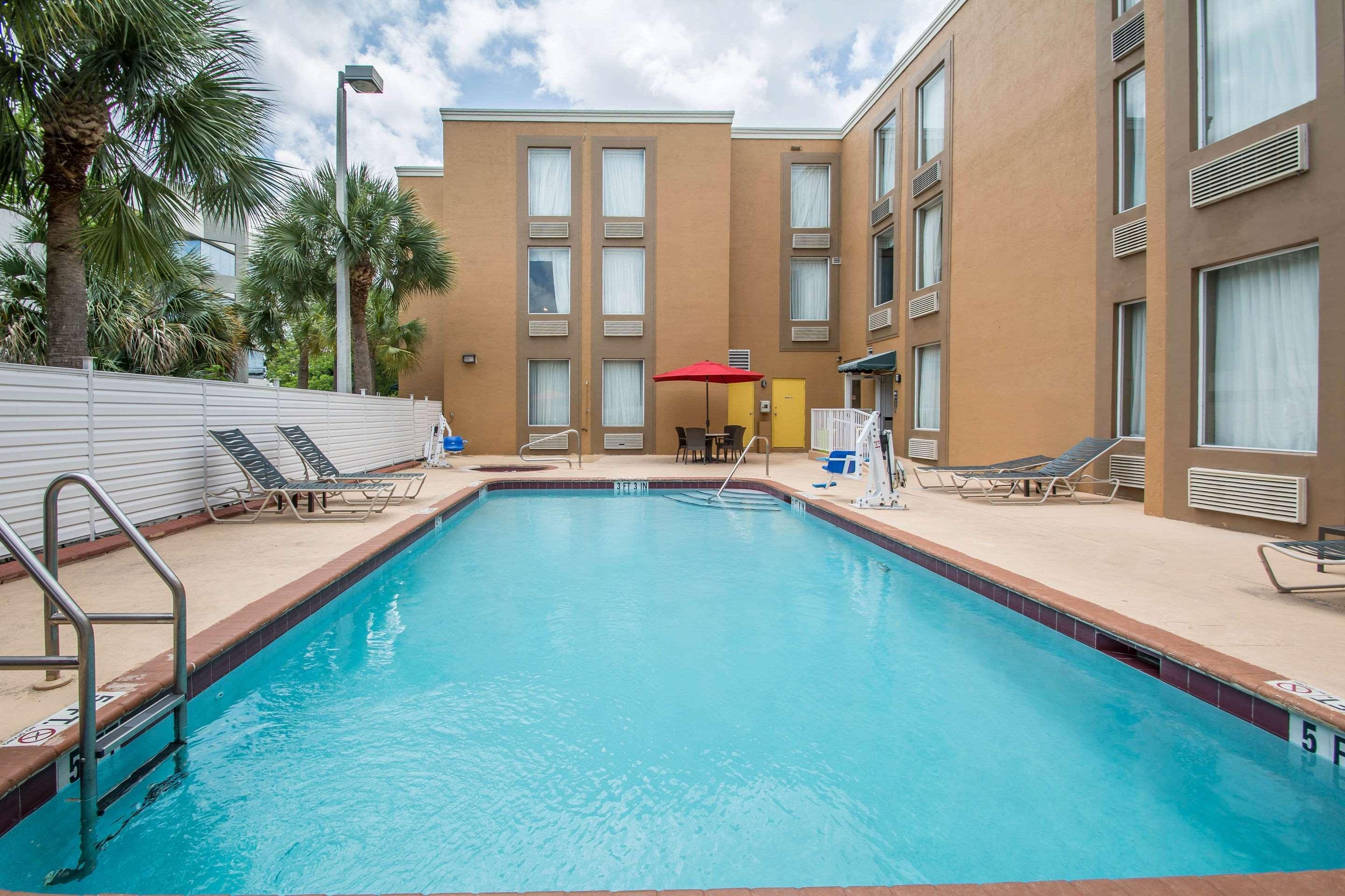 Comfort Inn & Suites Fort Lauderdale West Turnpike Lauderdale Lakes Екстер'єр фото