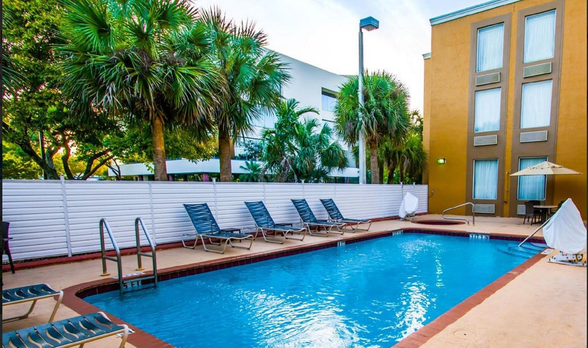 Comfort Inn & Suites Fort Lauderdale West Turnpike Lauderdale Lakes Екстер'єр фото